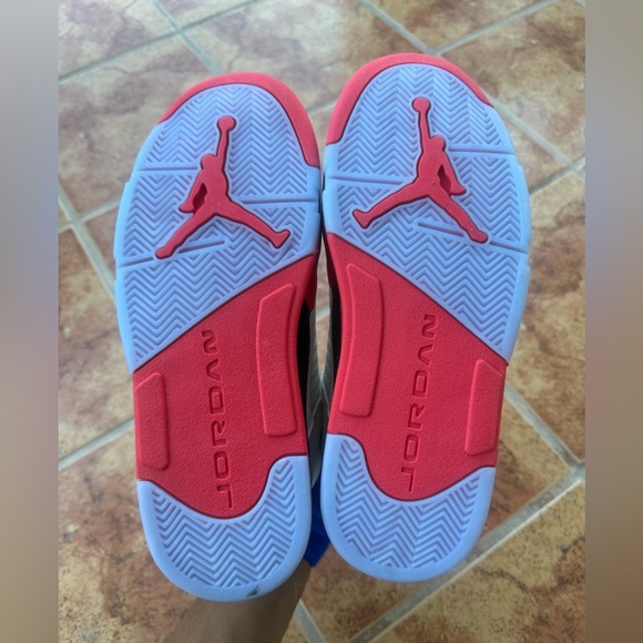 Size 10 Men’s And Women’s 11.5 -Jordan 5 Athletic Shoes in White, Red, and Black - Picture 6 of 7